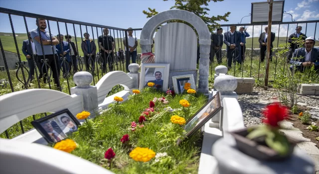 Terör örgütü PKK’nın üç yıl önce katlettiği amca ve yeğeni mezarları başında anıldı