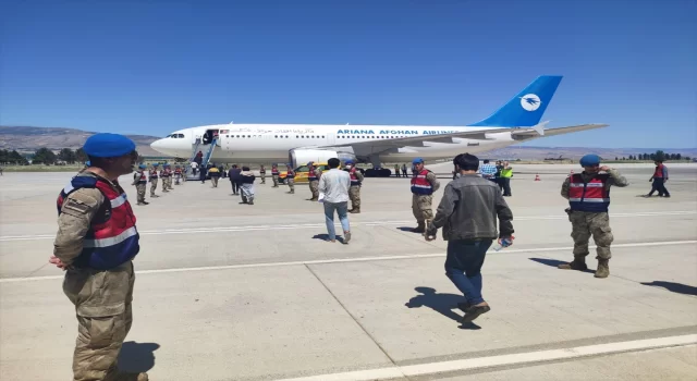 Afganistan uyruklu 227 düzensiz göçmen daha sınır dışı edildi