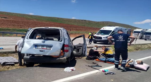 Sivas’ta hafif ticari aracın devrildiği kazada biri bebek 4 kişi yaralandı
