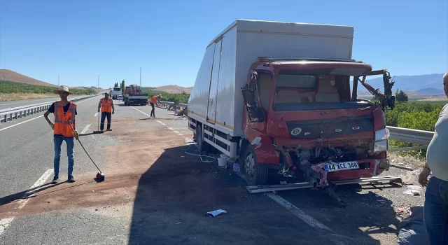 Malatya’da yolcu otobüsü ile kargo aracının çarpıştığı kazada 17 kişi yaralandı