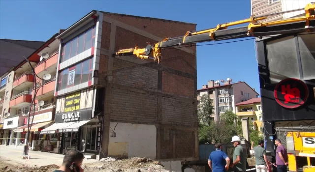 Bitlis’te kazılan inşaat temeli nedeniyle hasar oluşan 4 katlı bina çöktü