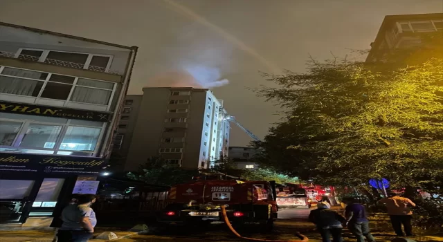 Kadıköy’de 11 katlı binanın çatısında çıkan yangın söndürüldü