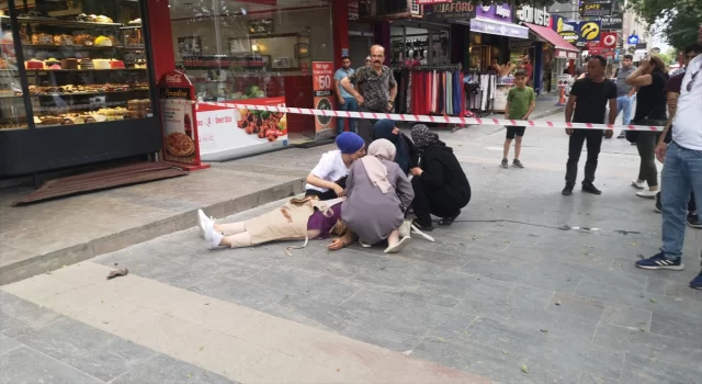 Erzincan’da rüzgar nedeniyle çatıdan düşen parça bir kişiyi yaraladı