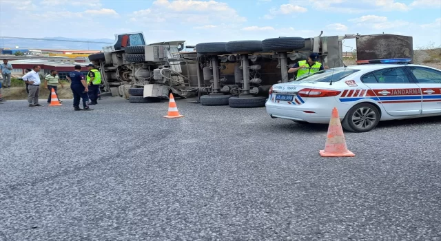 Manisa’da devrilen kamyonun sürücüsü yaralandı