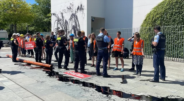 Almanya’da çevreciler Başbakanlık binasının dış cephesini siyah renkle boyadı