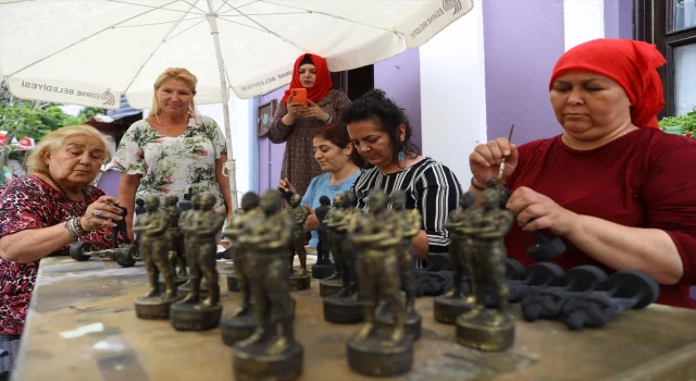 Edirneli kadınlar Kırkpınar’da satmak için efsane pehlivan Kel Aliço’nun heykellerini yapıyor