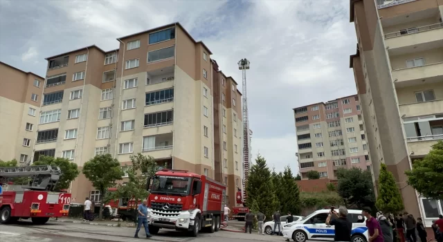 Kocaeli’de 7 katlı apartmanın çatısında çıkan yangın söndürüldü