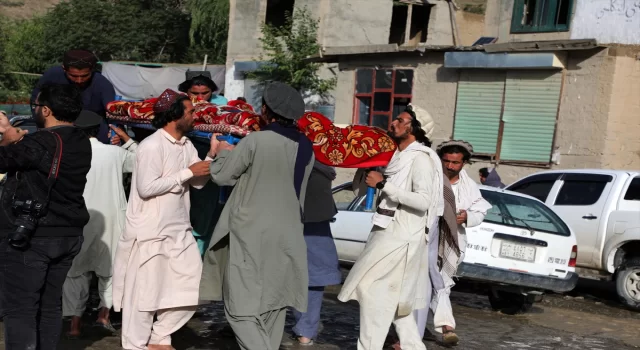 Afganistan’daki depremde yaşamını yitirenlerin defin işlemleri sürüyor