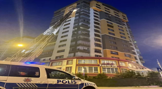 Kayseri’de apartmanda çıkan yangında mahsur kalan vatandaşlar tahliye ediliyor
