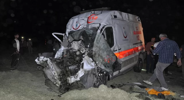 Muş’ta ambulans ile traktörün çarpışması sonucu 5 kişi yaralandı
