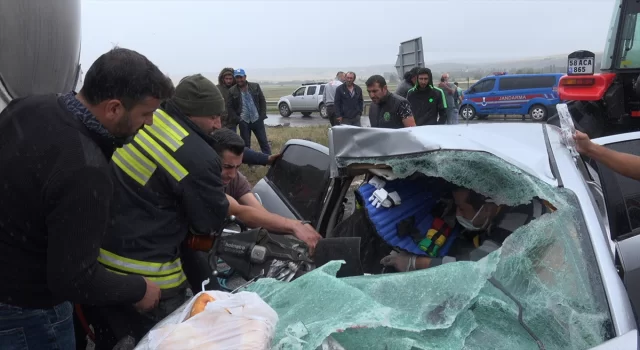 Sivas’ta süt tankeriyle otomobilin çarpıştığı kazada 3 kişi yaralandı