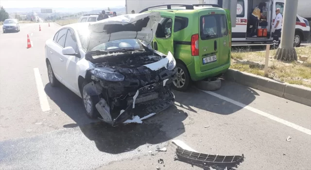 Edirne’de otomobil ile hafif ticari aracın çarpıştığı kazada 5 kişi yaralandı