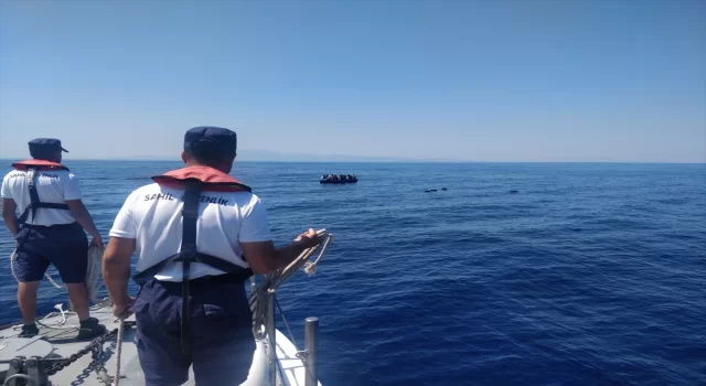 İzmir açıklarında geri itilen 108 düzensiz göçmen kurtarıldı