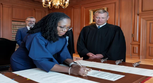 ABD’nin ilk kadın Yüksek Mahkeme Yargıcı BrownJackson görevine başladı