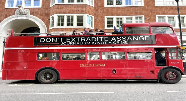 WikiLeaks Kurucusu Assange’ın ABD’ye iade kararına karşı otobüsle protesto düzenlendi
