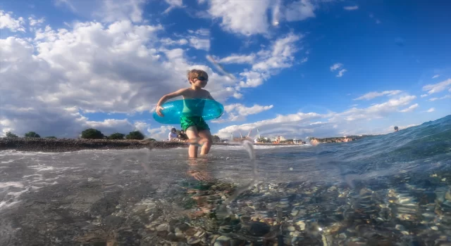Antalya’da sıcaktan bunalanlar sahilleri doldurdu
