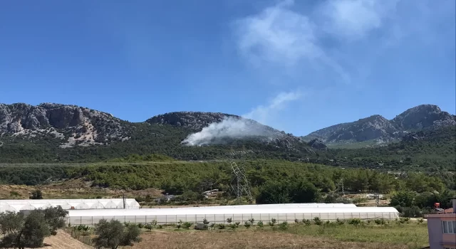 Antalya’da çıkan orman yangınına havadan ve karadan müdahale ediliyor