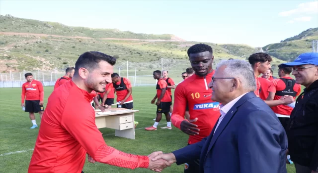 Kayseri Büyükşehir Belediye Başkanı Büyükkılıç, Kayserispor’un antrenmanını izledi