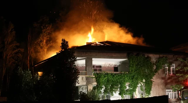 Muş’ta 2 katlı binanın çatısında çıkan yangın kontrol altına alındı