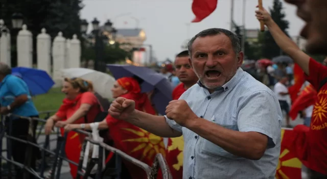 Kuzey Makedonya’daki protestoda polis ve göstericiler arasında arbede yaşandı