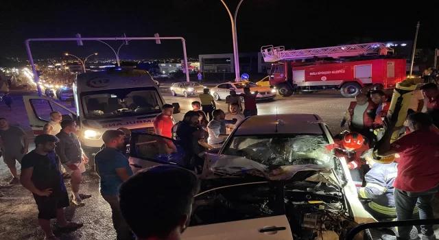 Bodrum’da kamyonetle otomobilin çarpıştığı kazada 4 kişi yaralandı