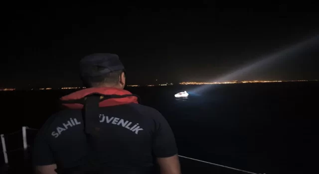 İzmir’de Yunanistan unsurlarınca geri itilen 57 düzensiz göçmen kurtarıldı
