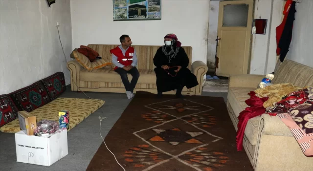 Ağrı’da Türk Kızılay gönüllüleri yalnız yaşayan vatandaşların evini temizliyor
