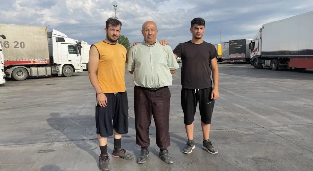 Tır şoförü baba ve iki oğlu, denk geldikleri Kapıkule’de bayramlaştı