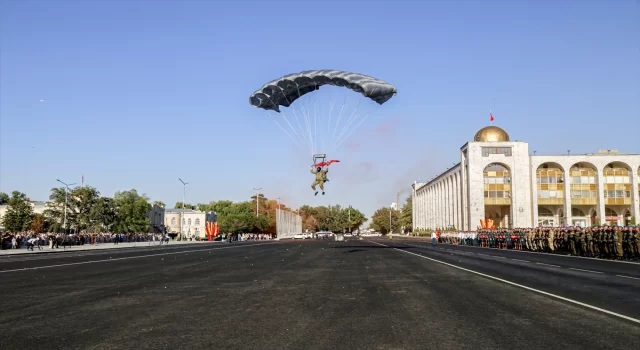 Kırgızistan Muhafız Birliğinin 30. kuruluş yıl dönümünde paraşüt gösterisi