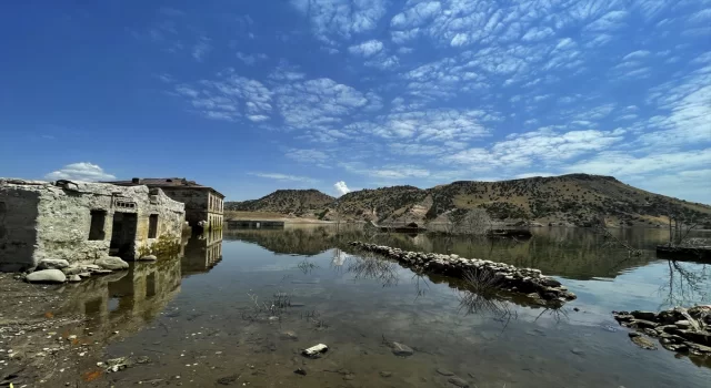 Kars’ta barajın su seviyesi düşünce tarihi yapılar gün yüzüne çıktı