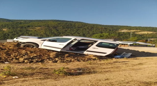 Karabük’te toprak yığınına çarpan araçtaki 5 kişi yaralandı