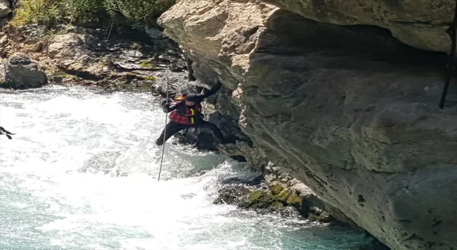 Müküs Çayı’nda akıntıya kapılan hemşireye ulaşılmaya çalışılıyor