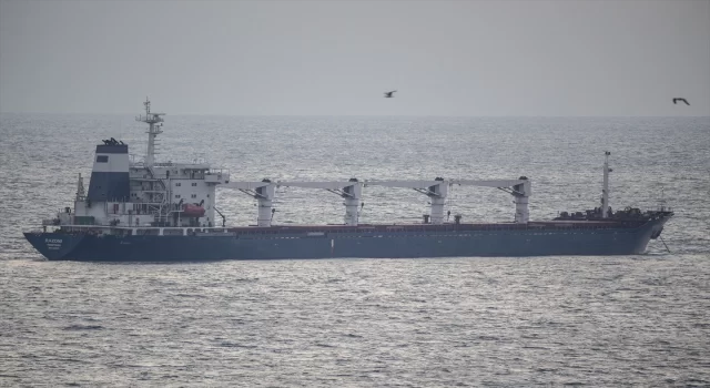 Odessa’dan gelen kuru yük gemisi Razoni İstanbul Boğazı Karadeniz girişinde bekliyor
