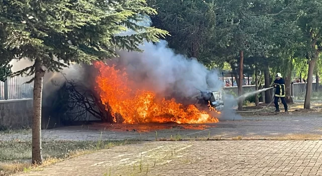 Kayseri’de okulun bahçesindeki otomobil yandı