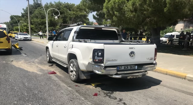 Antalya’da iki otomobilin çarptığı yaya yaşamını yitirdi