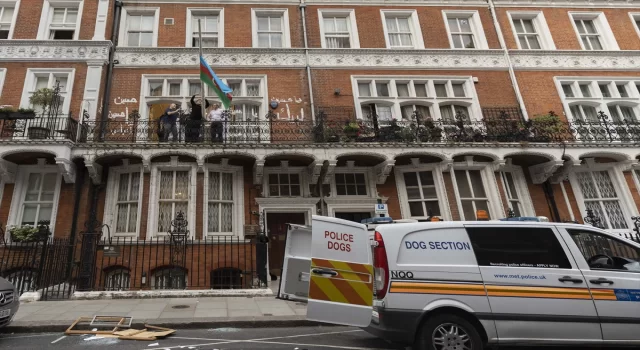 Azerbaycan’ın Londra Büyükelçiliği saldırıya uğradı