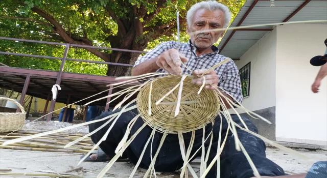 Osmaniyeli Tufan usta 57 yıldır kamıştan sepet örerek ekmeğini kazanıyor