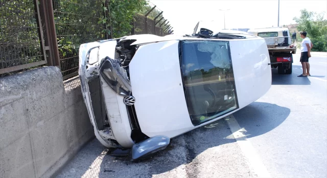 Tuzla’da duvara çarptıktan sonra devrilen otomobilin sürücüsü yaralandı