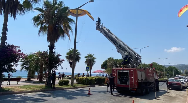 Alanya’da yamaç paraşütçüsü iniş sırasında aydınlatma direğinde asılı kaldı