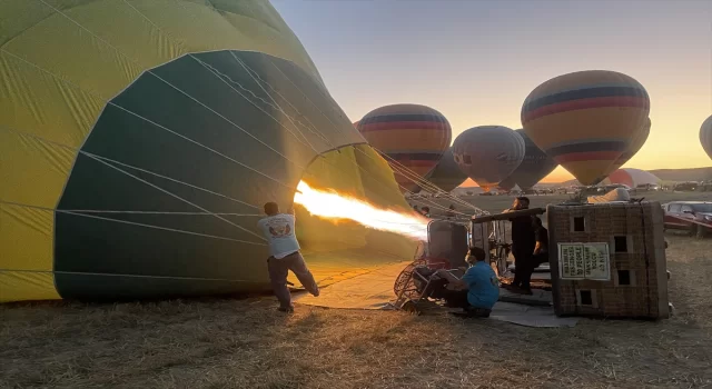 Kapadokya’nın ilk balon pilotu 35’nci yılını gökyüzünde pasta keserek kutladı