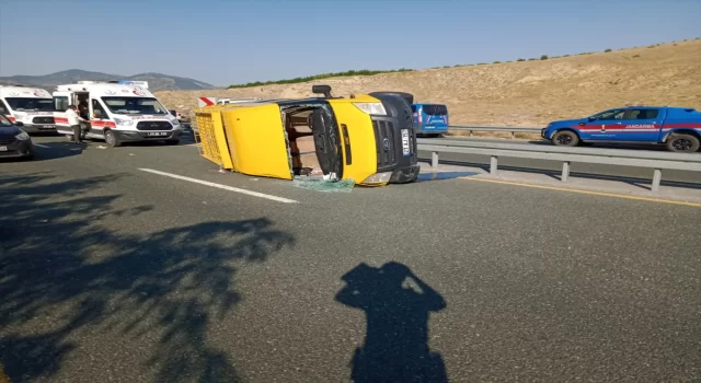 Elazığ’da düğünden dönenlerin bulunduğu minibüsün devrilmesi sonucu 14 kişi yaralandı