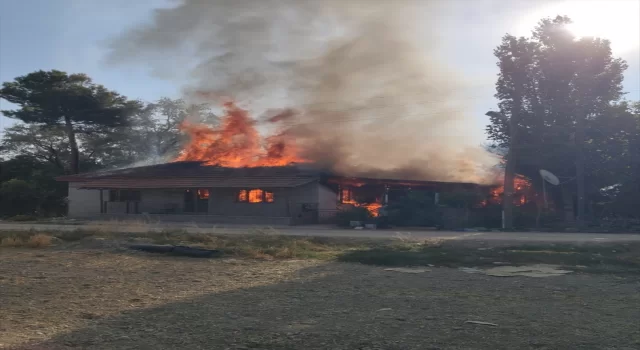 Antalya’da tek katlı evdeki yangını itfaiye ekipleri söndürdü