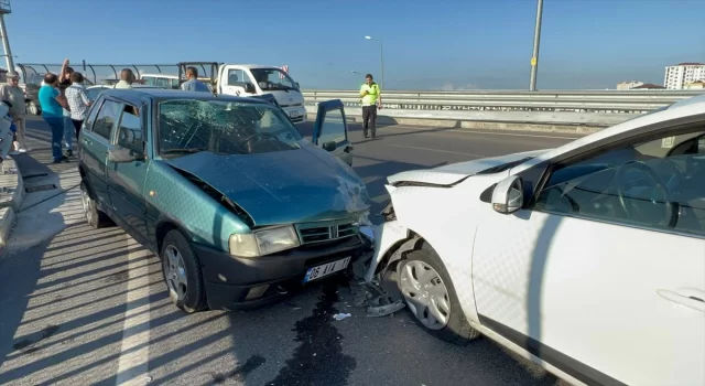 Kocaeli’de ters yönde ilerleyen otomobilin neden olduğu kazada 2 kişi yaralandı