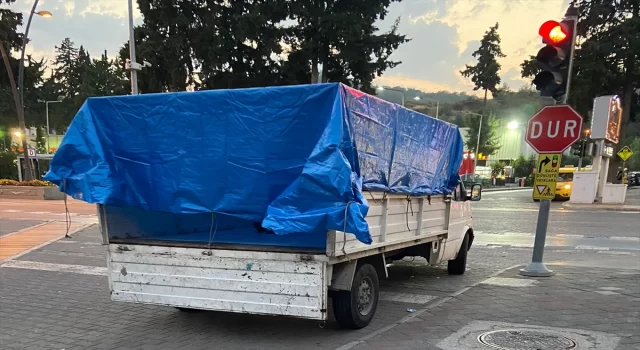 Marmaris’te kamyonetten atlayarak kaçmaya çalışan 24 düzensiz göçmen yakalandı