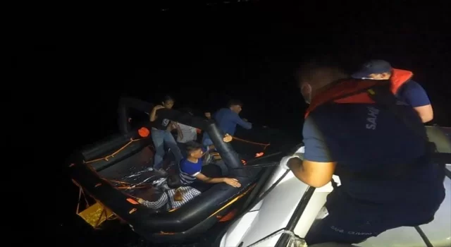İzmir açıklarında 136 düzensiz göçmen kurtarıldı, 38 göçmen yakalandı 