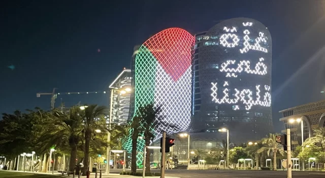 Doha’daki Al Jaber kuleleri, Gazze ile dayanışma amacıyla Filistin bayraklarıyla aydınlatıldı