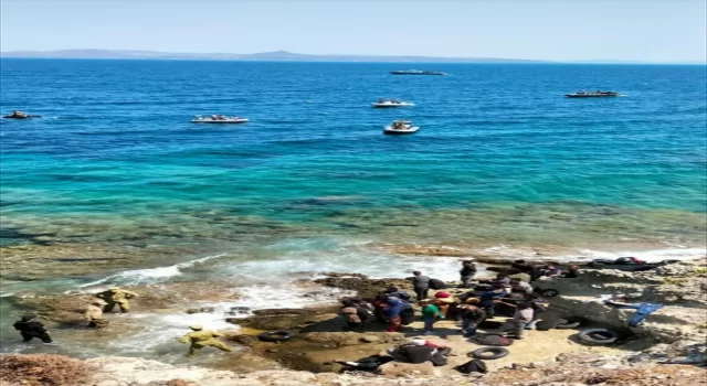 İzmir’de botları kıyıya vuran 47 düzensiz göçmen kurtarıldı