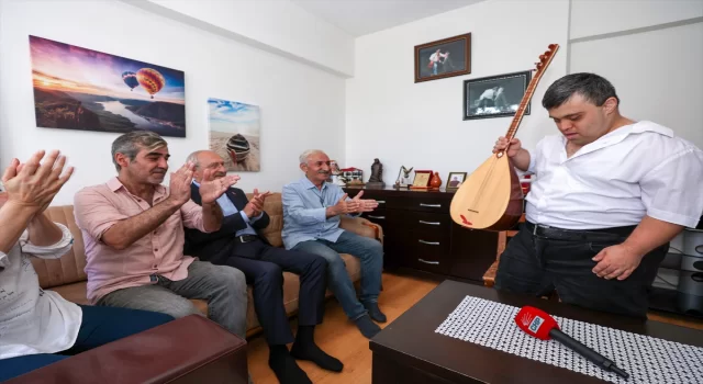 CHP Genel Başkanı Kılıçdaroğlu’ndan down sendromlu bağlama sanatçısı Çağatay Aras’a ziyaret 
