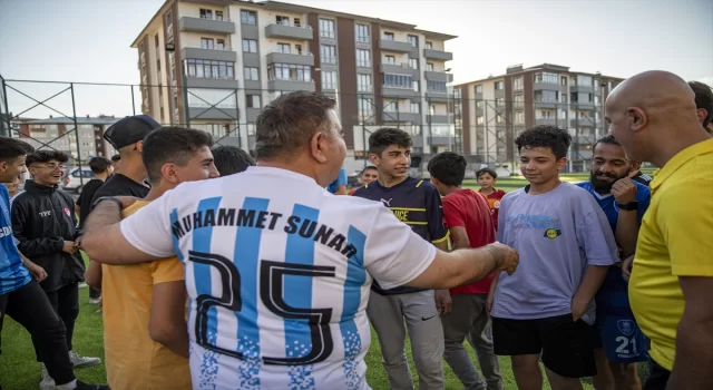 Erzurum’un Palandöken Belediye Başkanı Sunar, çocukların maç teklifini kırmadı