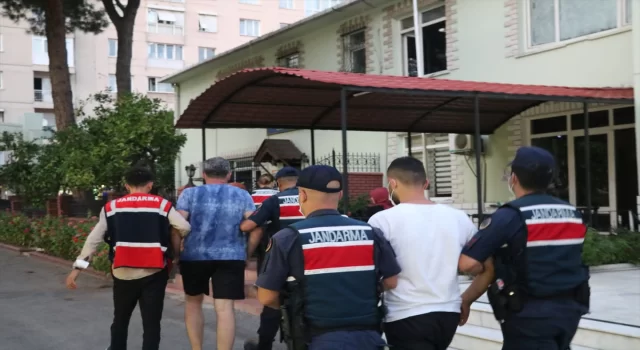İzmir’de yurt dışına kaçma hazırlığı yapan 3 FETÖ şüphelisi yakalandı
